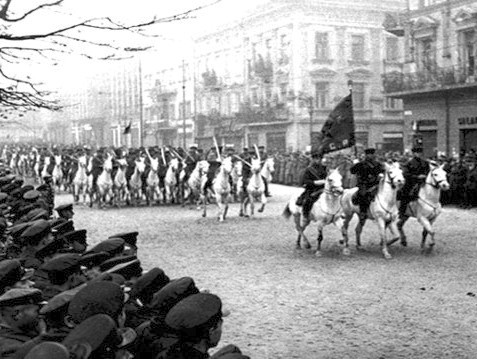 17 września 1939 r. Defilada kawalerii sowieckiej po kapitulacji Lwowa, Wały Hetmańskie obok Grand Hotelu.