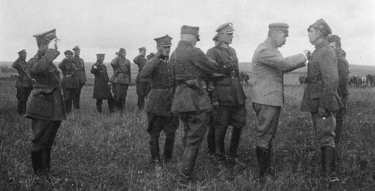 Naczelnik Państwa Józef Piłsudski odznacza żołnierzy na polu bitwy. Fot. ze zbiorów Narodowego Archiwum Cyfrowego