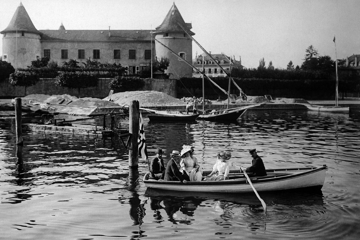 Przejażdżka barką w 1910 r. Państwo Paderewscy nie przypuszczają, że sto lat później widoczny w tle zamek w Morges stanie się siedzibą ich muzeum