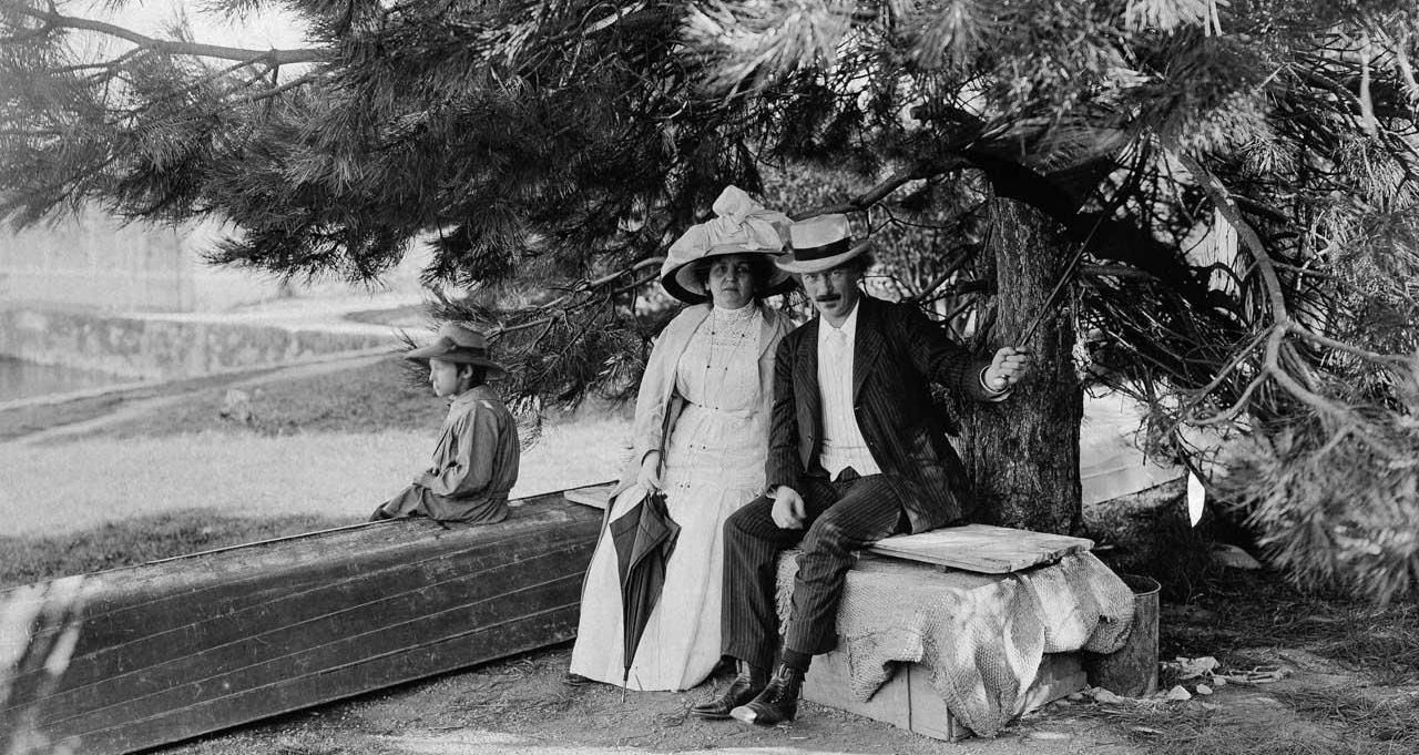 Helena i Ignacy Jan Paderewscy na promenadzie Morges nad Jeziorem Genewskim