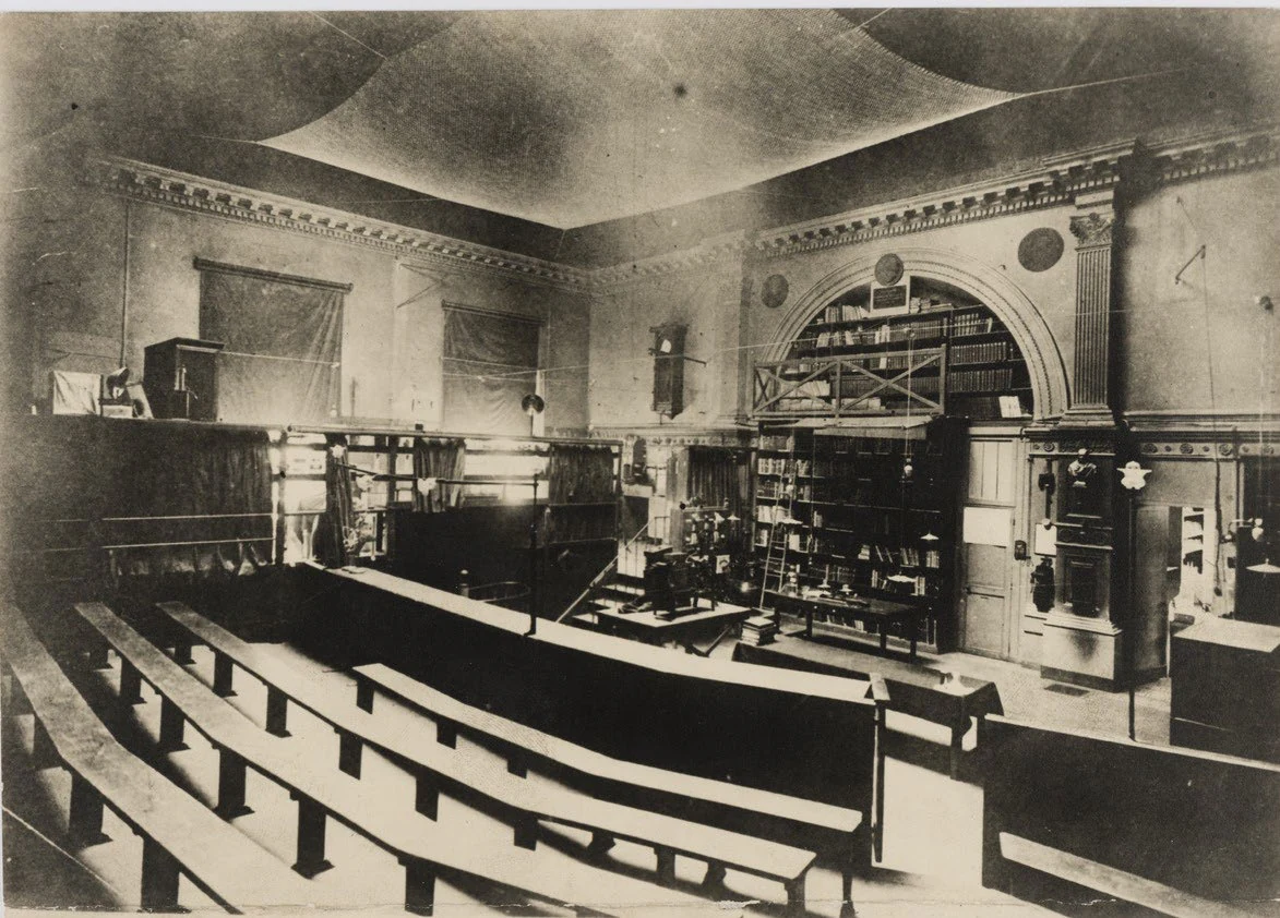 Sala w Collège de France, w której wykładał A. Mickiewicz. Fot. z lat 20. XX w.