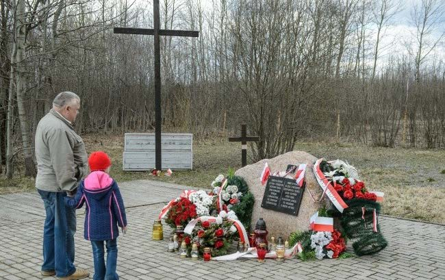 Głaz z tablicą upamiętniającą ofiary katastrofy samolotu prezydenckiego pod Smoleńskiem (Fot. Wojciech Panasewicz/PAP)