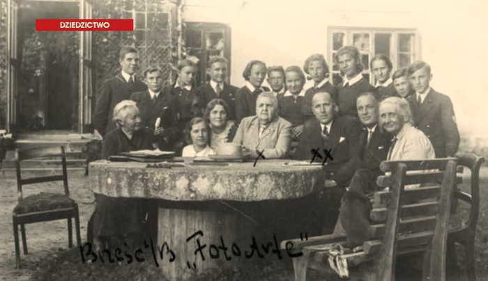 MarIa Rodziewiczówna przed swoim domem w hruszowej w otoczeniu nauczycieli i młodzIeży z gimnazjum kupieckiego w Brześciu nad Bugiem. 1937 r.
