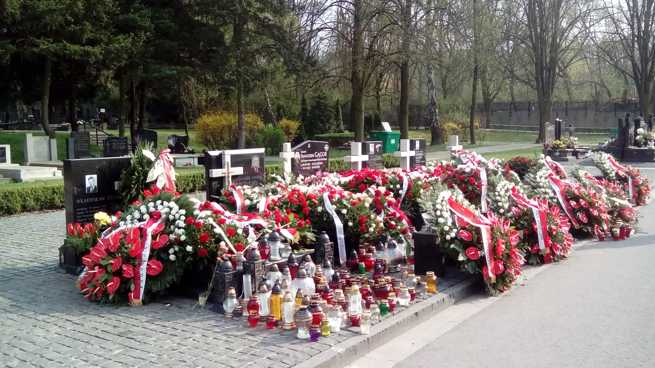 Groby w Kwaterze Smoleńskiej w 6 rocznicę pl: na Cmentarzu wojskowym na Powązkach (fot. Wikipedia)