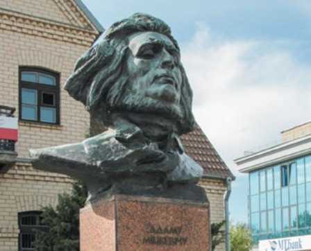 Popiersie Adama Mickiewicza w Grodnie na Białorusi. Autorem pomnika jest rzeźbiarz Andrzej Zaspicki.