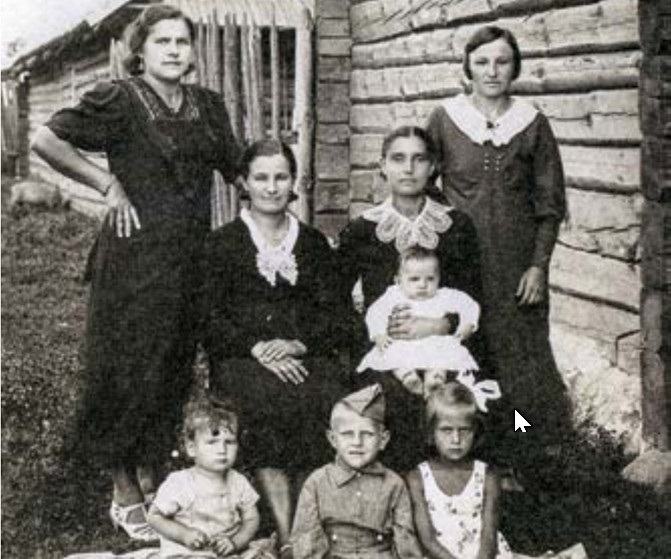 Dawniej rodzice byli najważniejszymi wychowawcami własnych dzieci. Tu: Krzywicze. 1938 r.  Fot. ze zbiorów Muzeum Warmii i Mazur